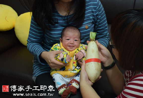 林寶寶(南投草屯到府嬰兒寶寶滿月剃頭理髮、免費到府嬰兒剃胎毛儀式吉祥話)。到府剃頭剃胎毛主持、專業拍照、DVD光碟、證書。★購買「臍帶章、肚臍章、胎毛筆刷印章」贈送：剃頭、收涎、抓周，三選一。2015.12.08 照片11